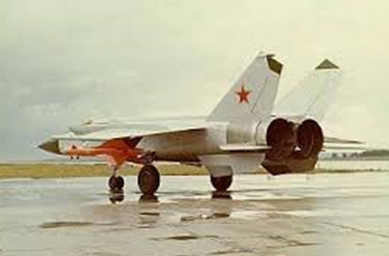 Dong troi vu danh cap tiem kich MiG-25 Lien Xo (3)